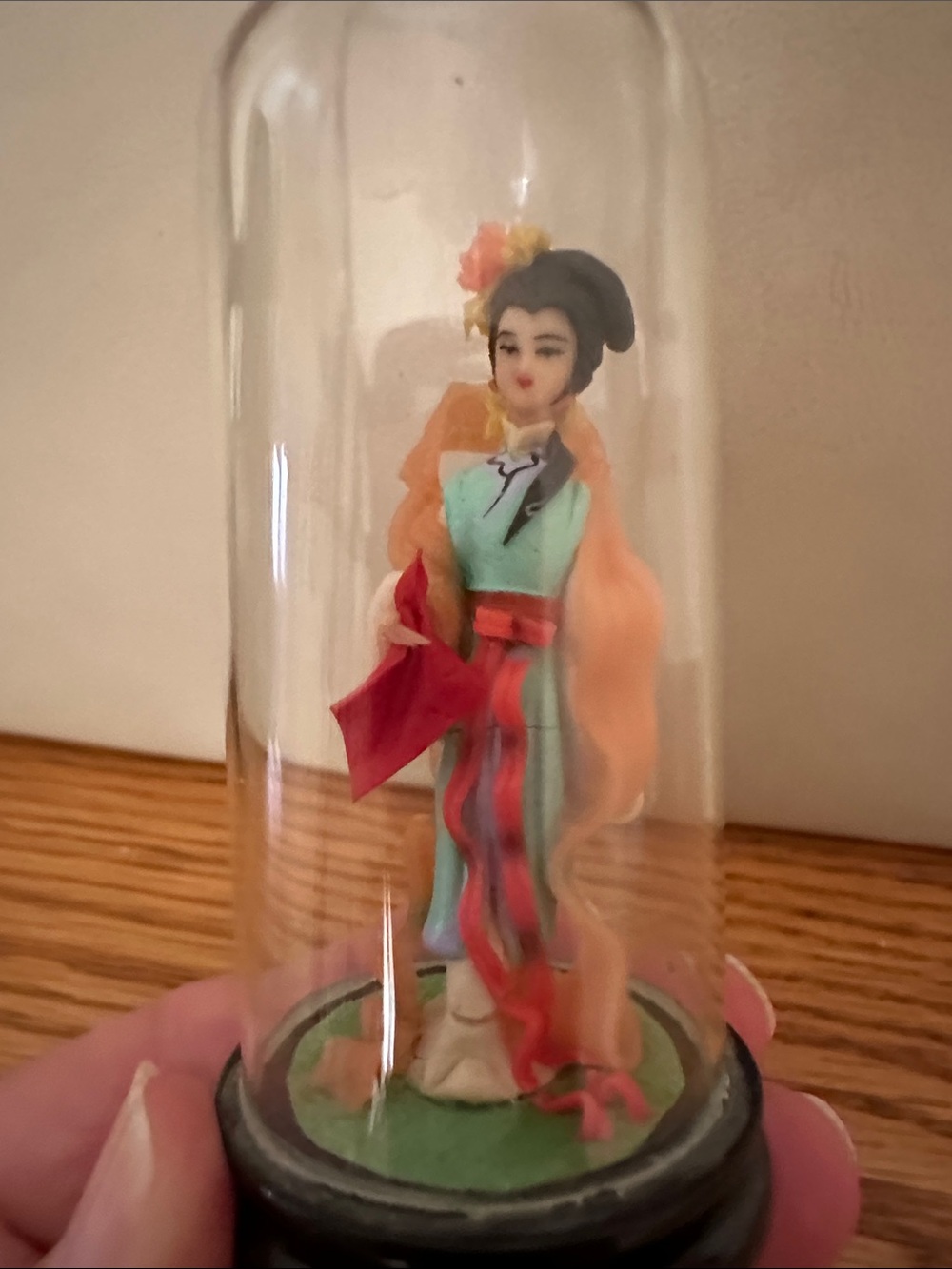 Miniature dolls under glass - Picture 4 of 5